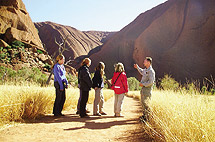 Marche à la Base d'Uluru, Territoire du Nord, Australie